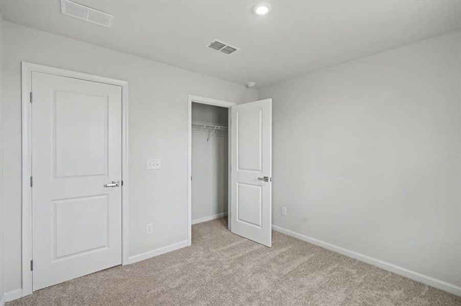 Spacious, unfurnished interior of a new home in Sterling Oaks, Ash (Image 19).