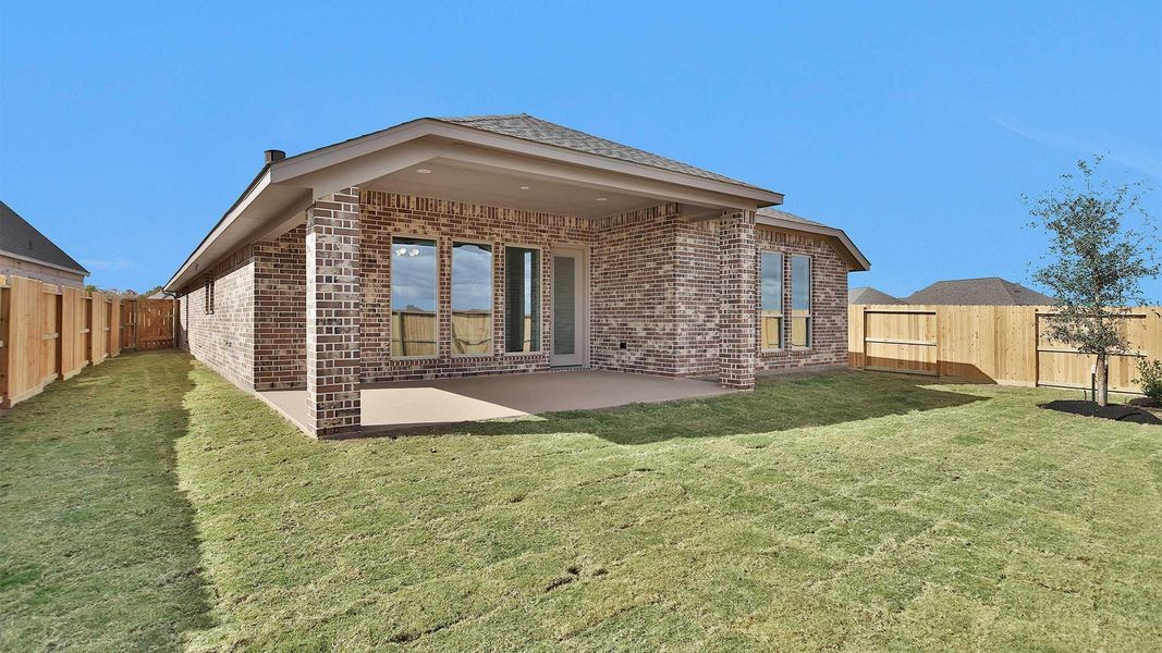 Exterior details and patio area of a home in Valencia 50', Manvel (Image 3).