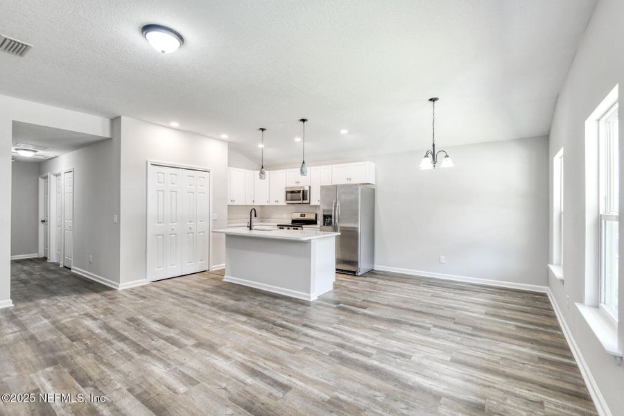 Spacious, unfurnished interior of a new home in , Palatka (Image 13).