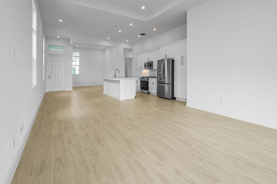 Spacious, unfurnished interior of a new home in Rivella, Port St. Lucie (Image 8).