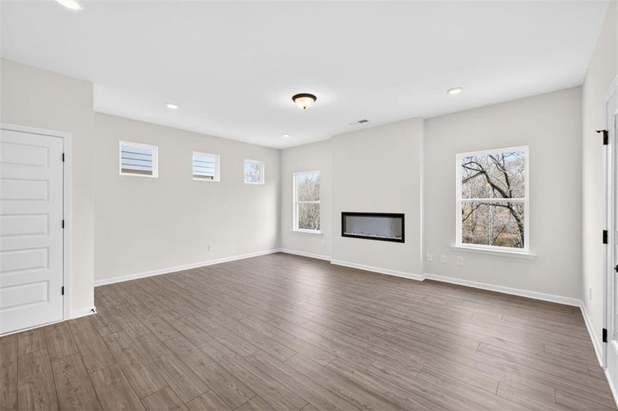 Spacious, unfurnished interior of a new home in Sanders Park, Austell (Image 32).