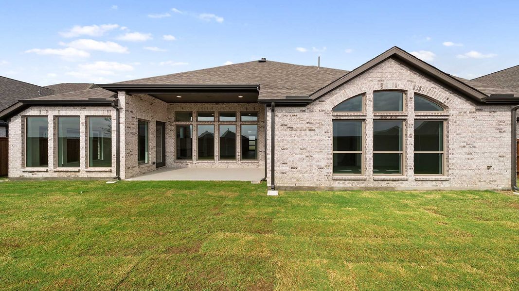 Exterior details and patio area of a home in Myrtle Creek, Waxahachie (Image 3).