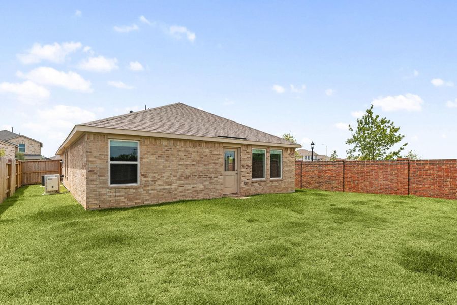 Exterior details and patio area of a home in , Katy (Image 20).