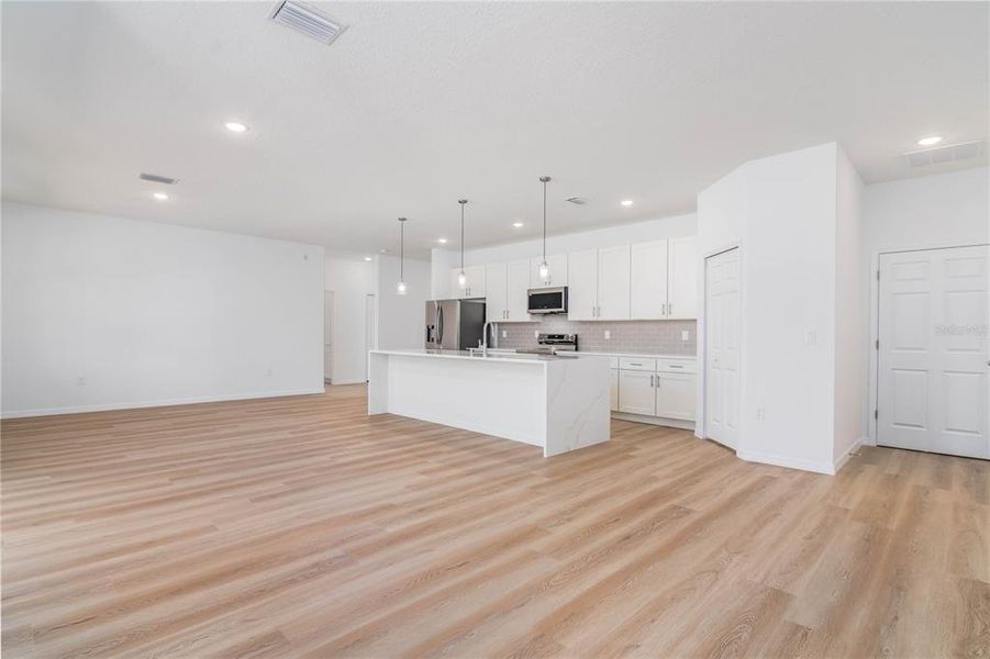 Spacious, unfurnished interior of a new home in , Palm Bay (Image 14).