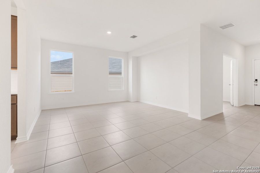 Spacious, unfurnished interior of a new home in , San Antonio (Image 10).