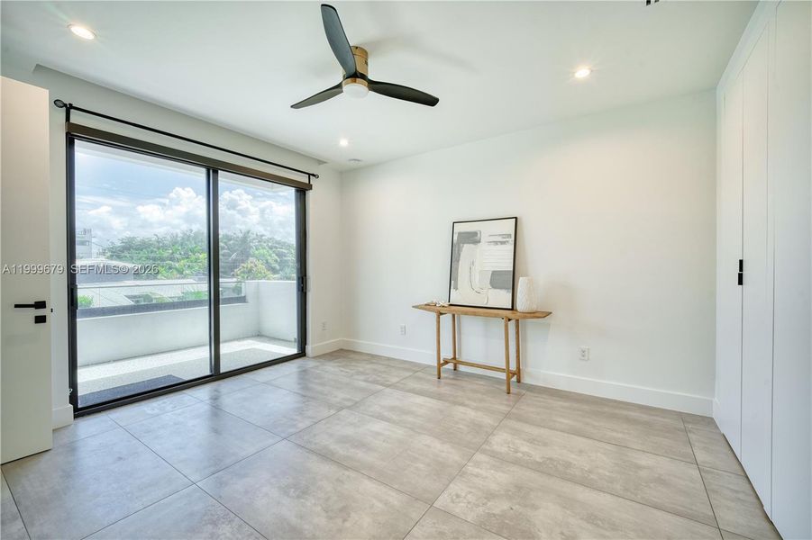 Spacious, unfurnished interior of a new home in , Fort Lauderdale (Image 21).