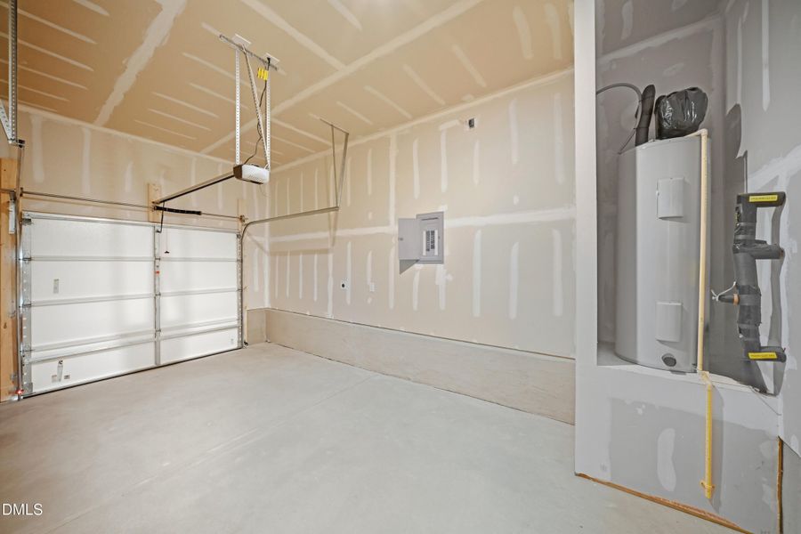 SUN_Everlee_Pic_CarsonII_QMI_226_Garage_