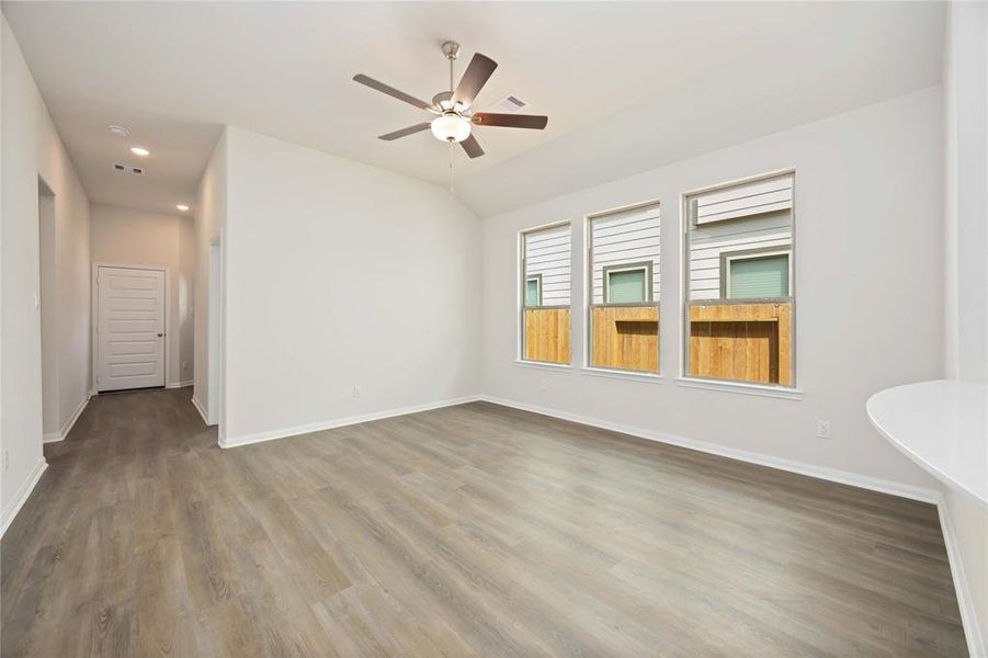 Spacious, unfurnished interior of a new home in Meadow Park, Conroe (Image 11).