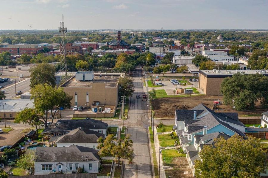 2 minute walk to Historic Downtown Waxahachie's shops and Restaurants