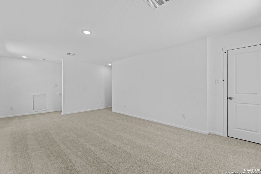 Spacious, unfurnished interior of a new home in Lodi Grove, Floresville (Image 12).