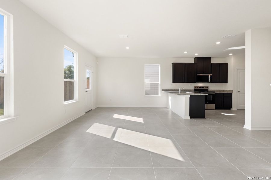 Spacious, unfurnished interior of a new home in Spanish Trails Villas, San Antonio (Image 17).