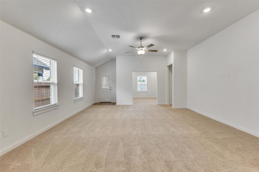 Spacious, unfurnished interior of a new home in , Angleton (Image 27).