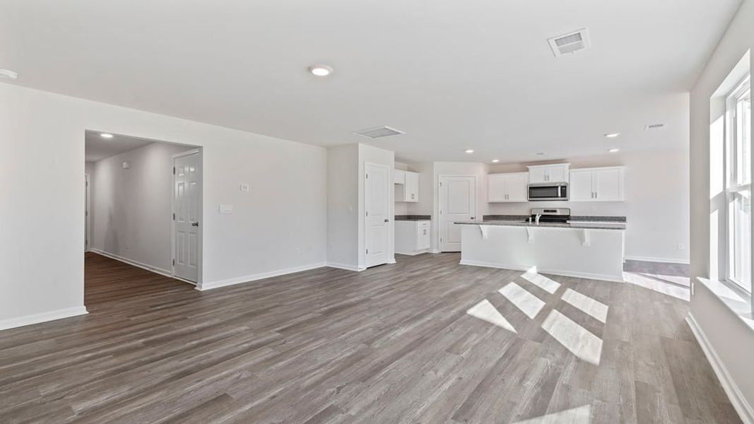 Spacious, unfurnished interior of a new home in Cloverdale Hills, Piedmont (Image 16).