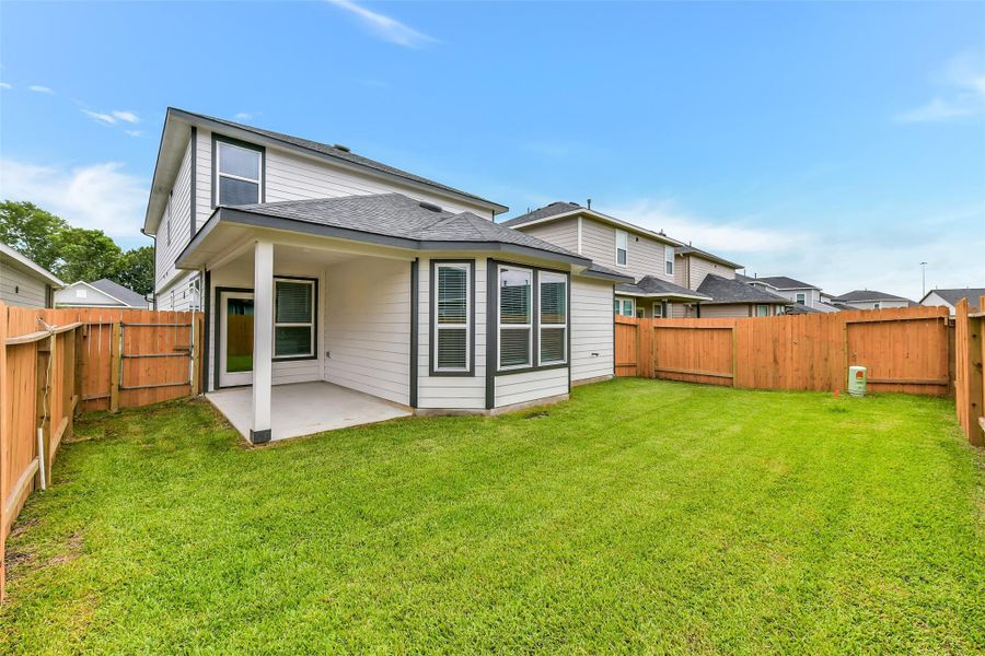 Exterior details and patio area of a home in Anderson Lake, Houston (Image 19).