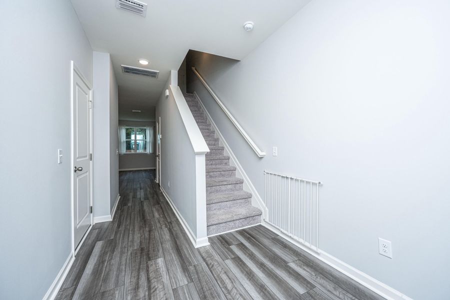 Spacious, unfurnished interior of a new home in Dawson Branch, Summerville (Image 10).