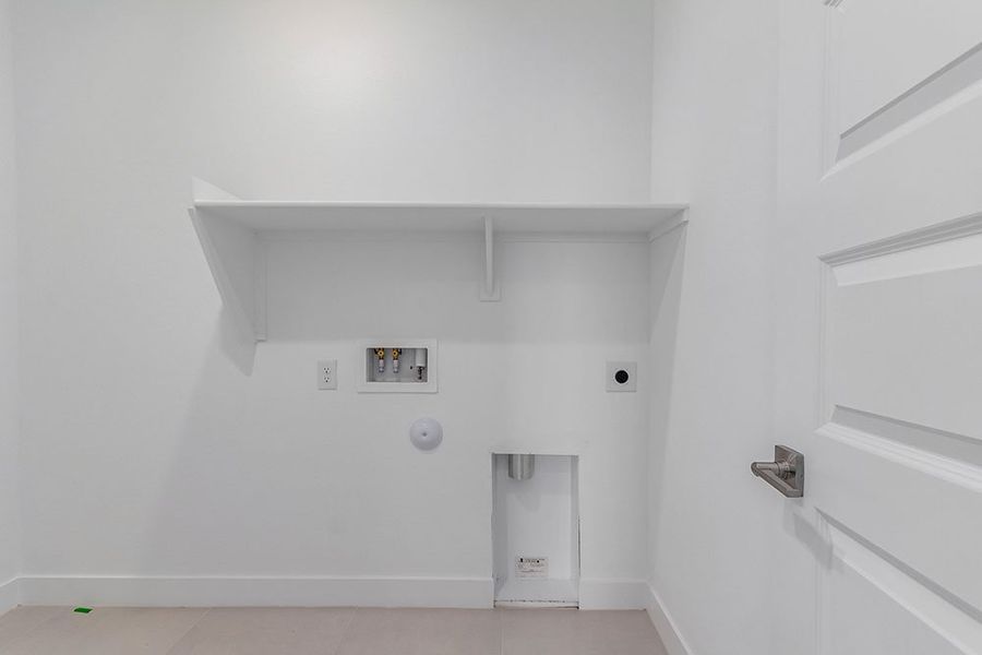 Spacious, unfurnished interior of a new home in Hawes Crossing, Mesa (Image 19). Spacious, unfurnished interior of a new home in Hawes Crossing, Mesa (Image 19).
