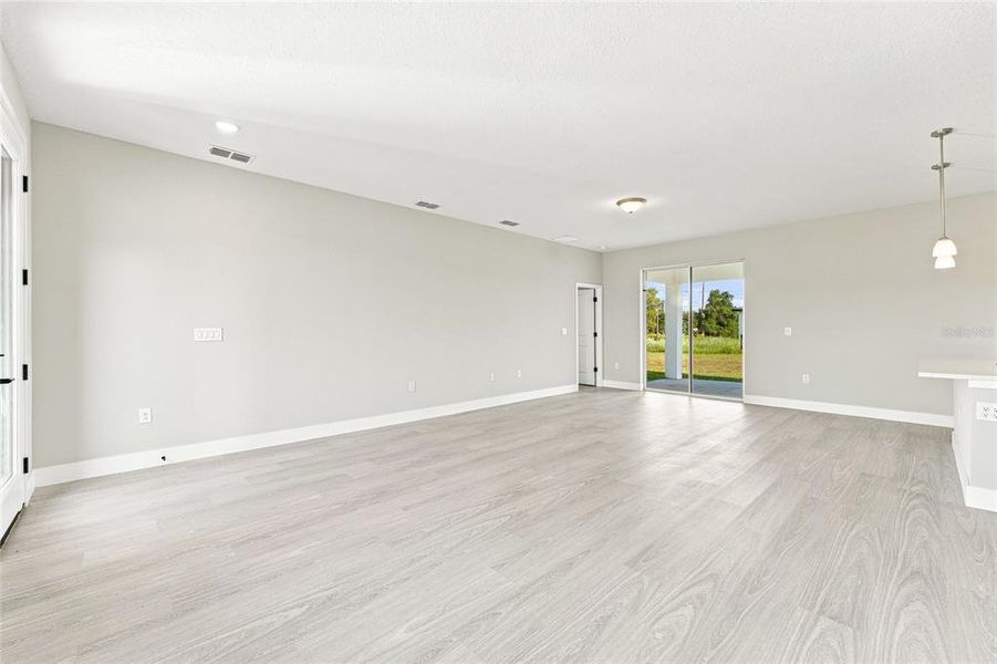 Spacious, unfurnished interior of a new home in , Ocala (Image 14).
