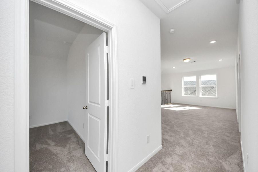 Spacious, unfurnished interior of a new home in Sunterra: Landmark Collection, Katy (Image 10).