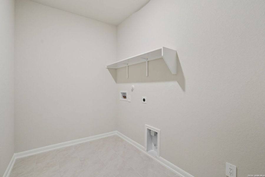 Spacious, unfurnished interior of a new home in Sagebrooke - Premier Series, San Antonio (Image 25).