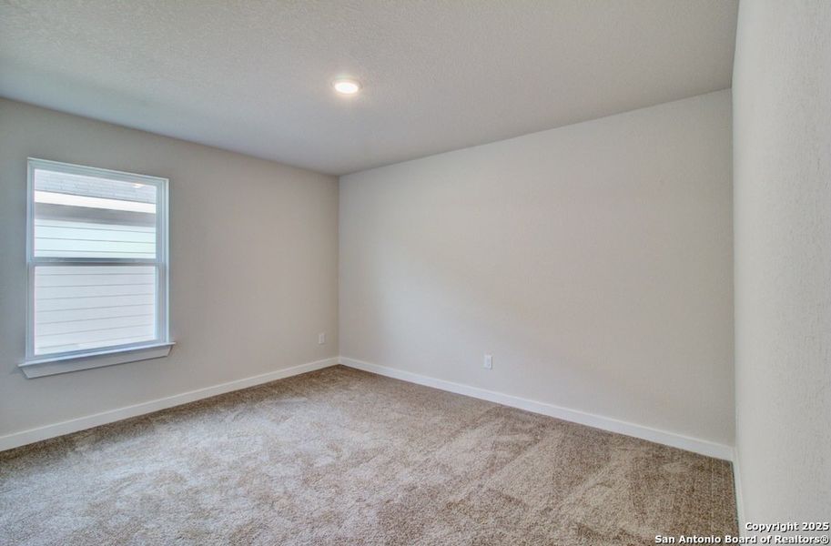 Spacious, unfurnished interior of a new home in Cloud Country, New Braunfels (Image 8).