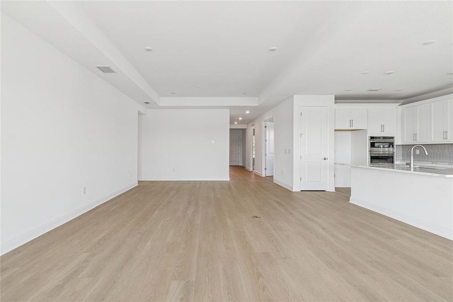 Spacious, unfurnished interior of a new home in Hawkstone, Sarasota (Image 30).