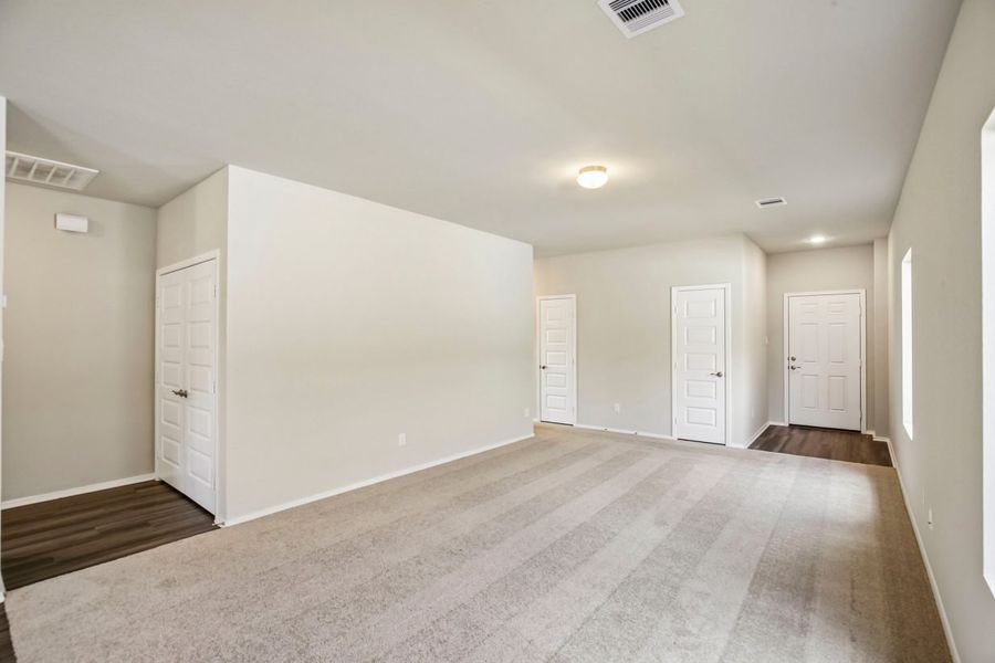 Spacious, unfurnished interior of a new home in Mustang Meadows, Waller (Image 14).