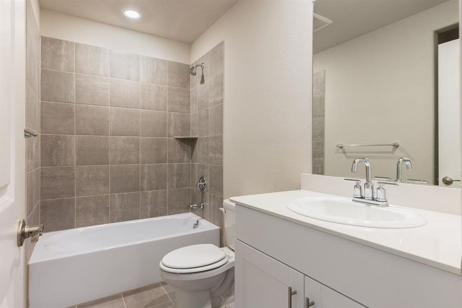 Full bathroom located between two front bedrooms