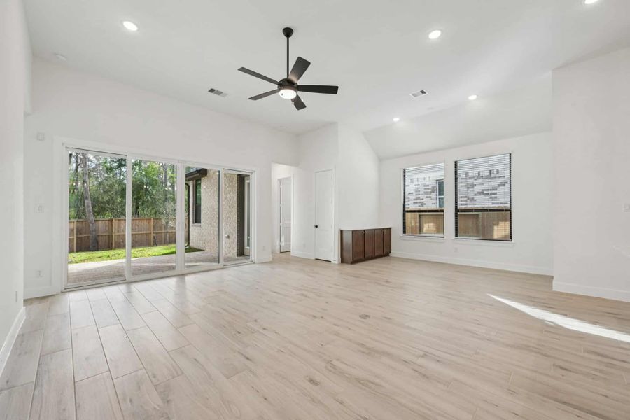 Spacious, unfurnished interior of a new home in Wood Leaf Reserve, Tomball (Image 42).