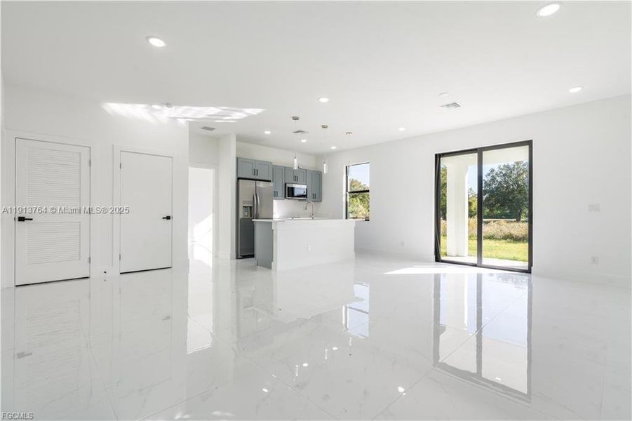 Spacious, unfurnished interior of a new home in , Lehigh Acres (Image 4).