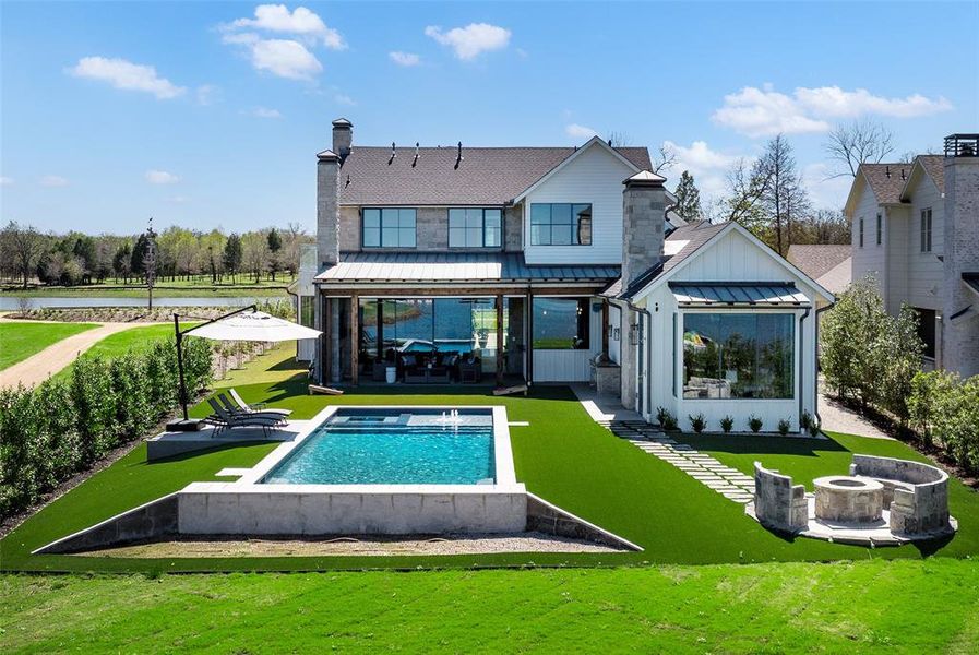 Exterior details and patio area of a home in , Malakoff (Image 3).