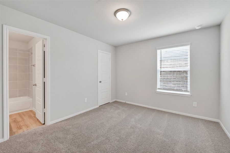 Spacious, unfurnished interior of a new home in Rollingbrook Estates, Baytown (Image 27).
