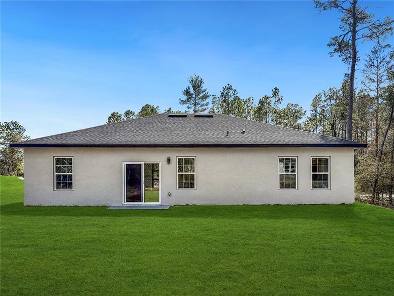 Exterior details and patio area of a home in , Dunnellon (Image 4).