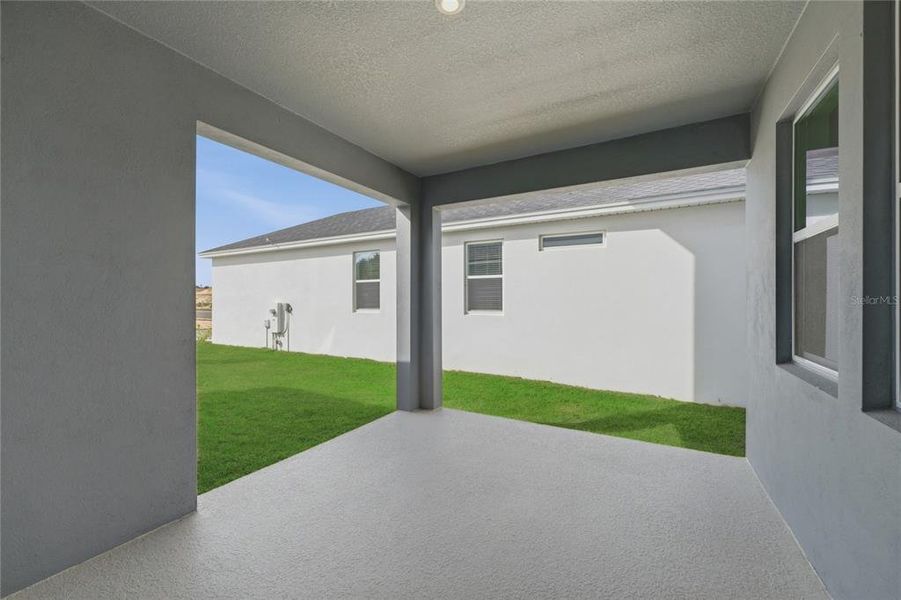 Exterior details and patio area of a home in Rainwood, Clermont (Image 4).