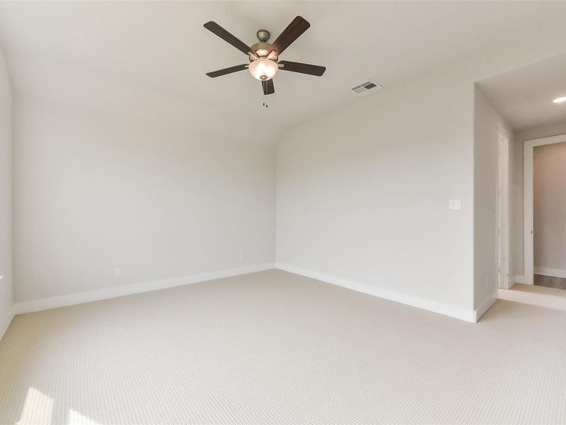 Spacious, unfurnished interior of a new home in Lago Mar, Texas City (Image 27).