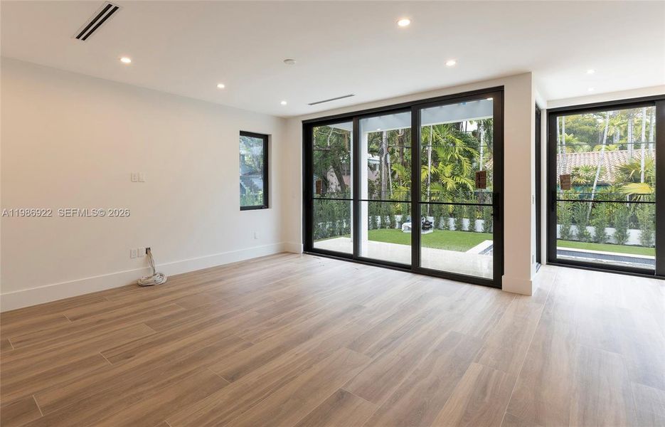 Spacious, unfurnished interior of a new home in , Coral Gables (Image 13).