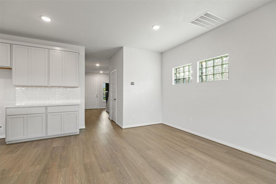 Spacious, unfurnished interior of a new home in Park at Eldridge, Sugar Land (Image 29). Spacious, unfurnished interior of a new home in Park at Eldridge, Sugar Land (Image 29).