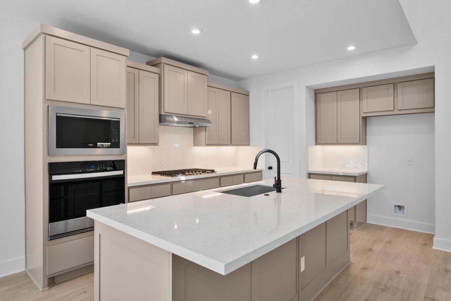 Large Center Island in Kitchen