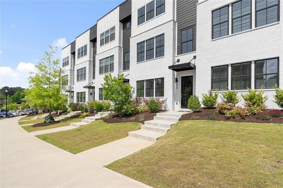 Condo located in Alpharetta, GA showcasing its design and architecture (Image 5).