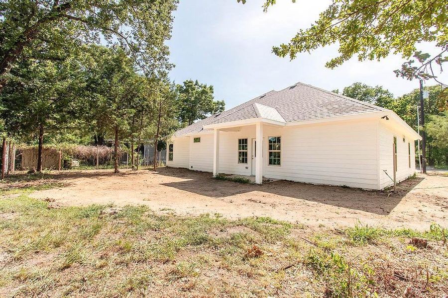 Front exterior of a new home in , West Tawakoni, TX, highlighting curb appeal (Image 21).