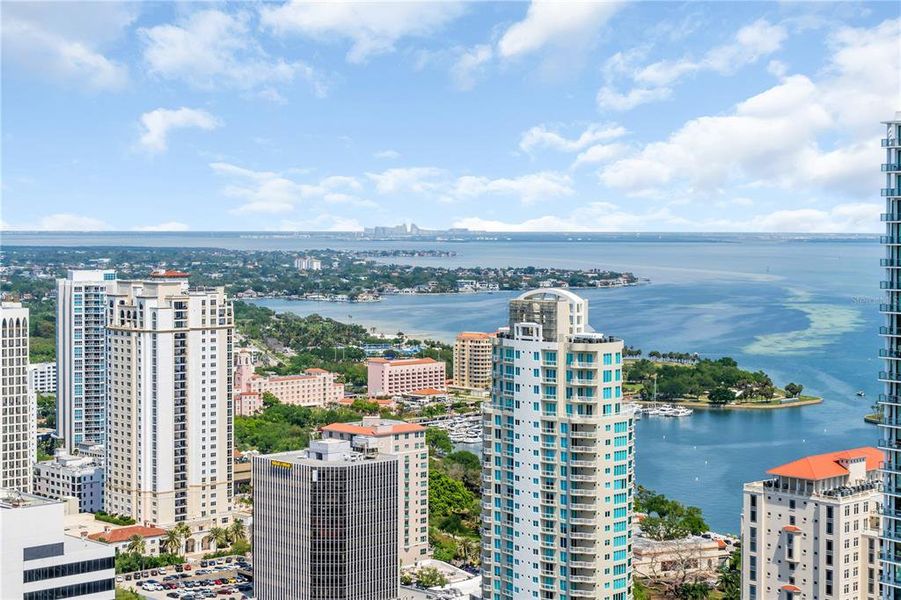 Condo located in St. Petersburg, FL showcasing its design and architecture (Image 36).