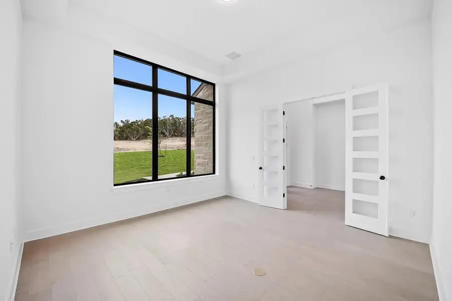 Lynmar II C home office