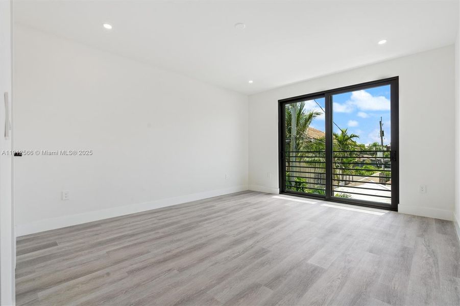 Spacious, unfurnished interior of a new home in , Fort Lauderdale (Image 19).