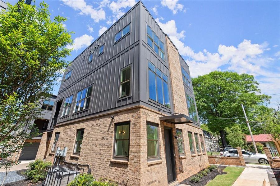 Condo located in Atlanta, GA showcasing its design and architecture (Image 6). Condo located in Atlanta, GA showcasing its design and architecture (Image 6).