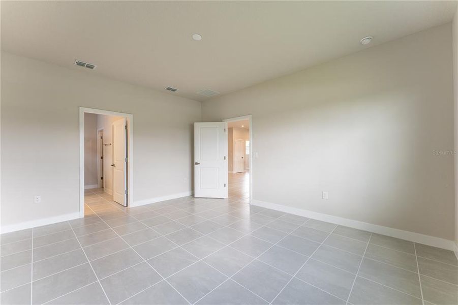 Spacious, unfurnished interior of a new home in The Palms at Venetian Bay, New Smyrna Beach (Image 21).