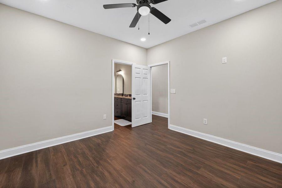 Spacious, unfurnished interior of a new home in , Oxford (Image 20).