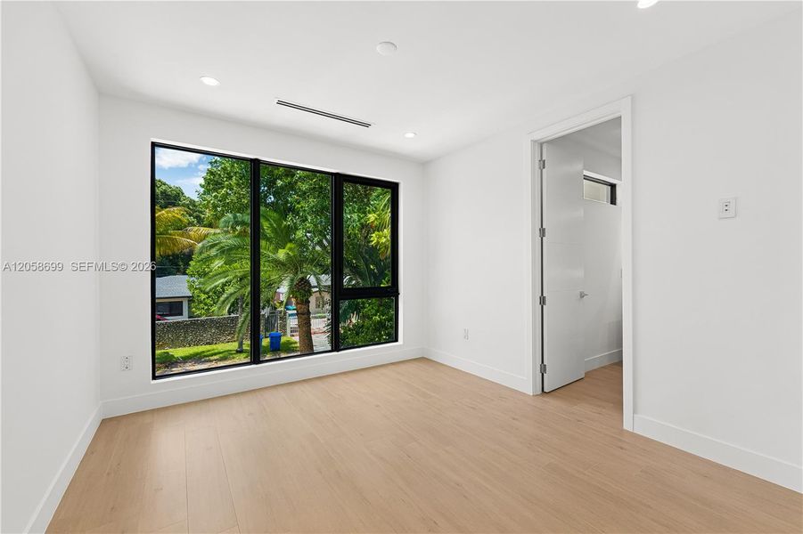 Spacious, unfurnished interior of a new home in , Miami (Image 24).