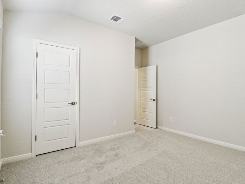 Spacious, unfurnished interior of a new home in Estancia Ranch - Classic Series, San Antonio (Image 22).