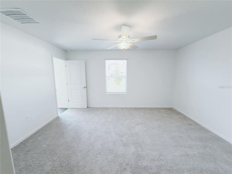 Spacious, unfurnished interior of a new home in , Ocala (Image 9).