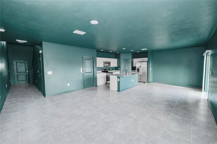 Spacious, unfurnished interior of a new home in Ranches at Lake McLeod, Eagle Lake (Image 23).