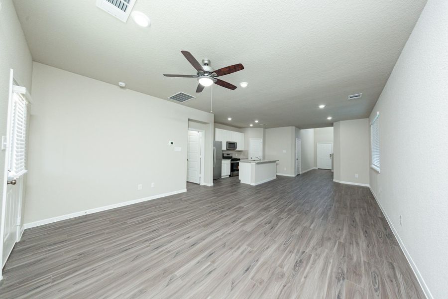 Spacious, unfurnished interior of a new home in Mackenzie Creek, Conroe (Image 16).
